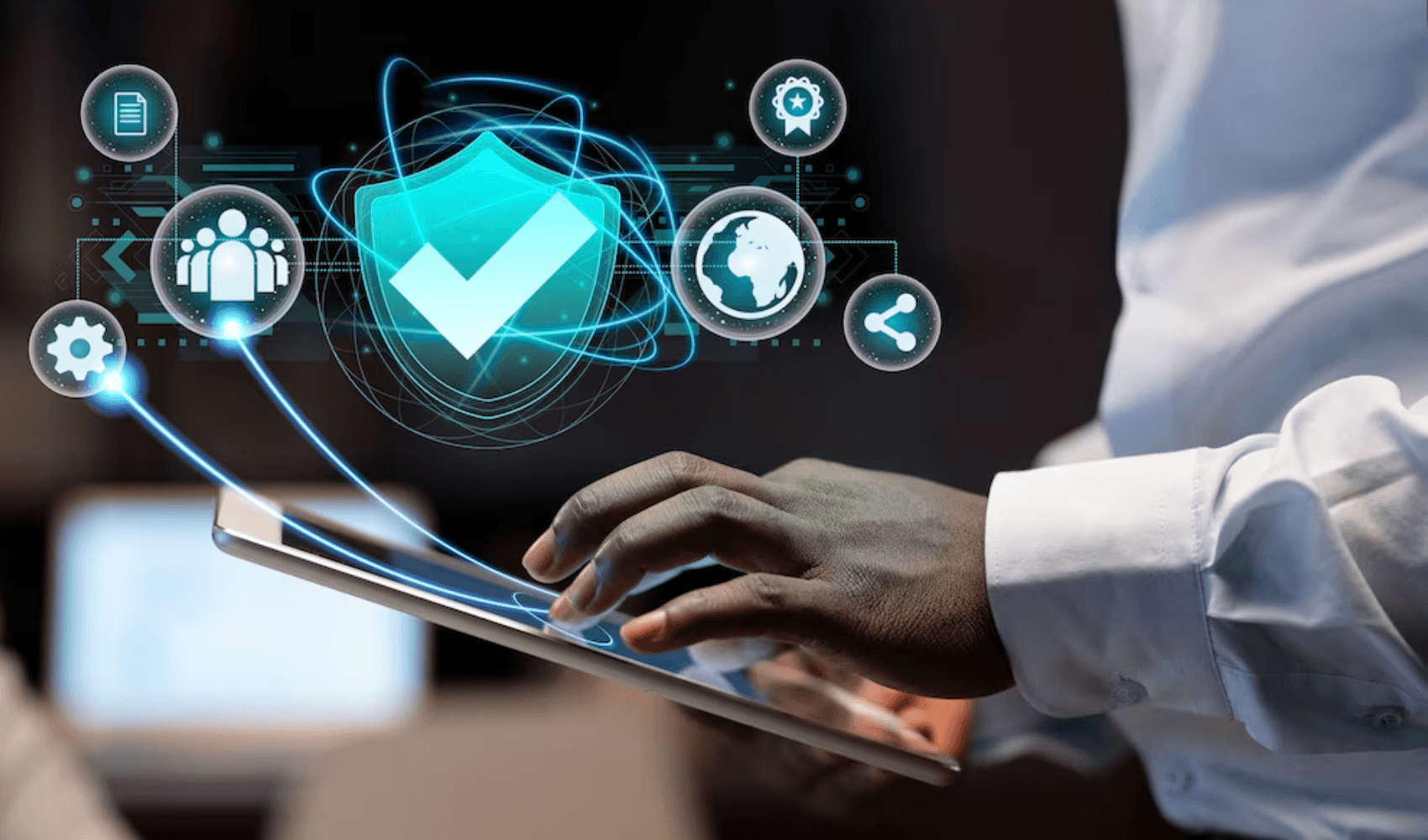 Persona utilizando una tablet con iconos digitales flotando sobre la pantalla, representando conceptos de seguridad informática y protección de datos.